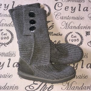 Ugg boots. Size 7! Grey in color! Good condition!
